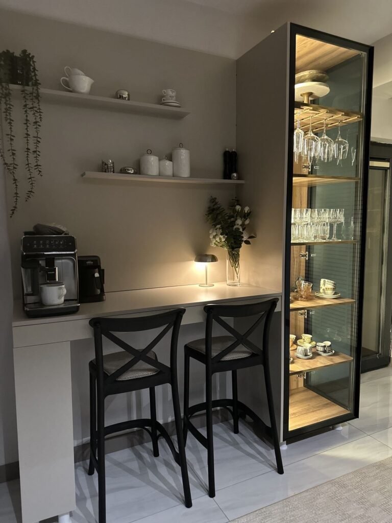 Reçine Yapı Modern kahve köşesi ve aydınlatmalı cam dolap uygulaması