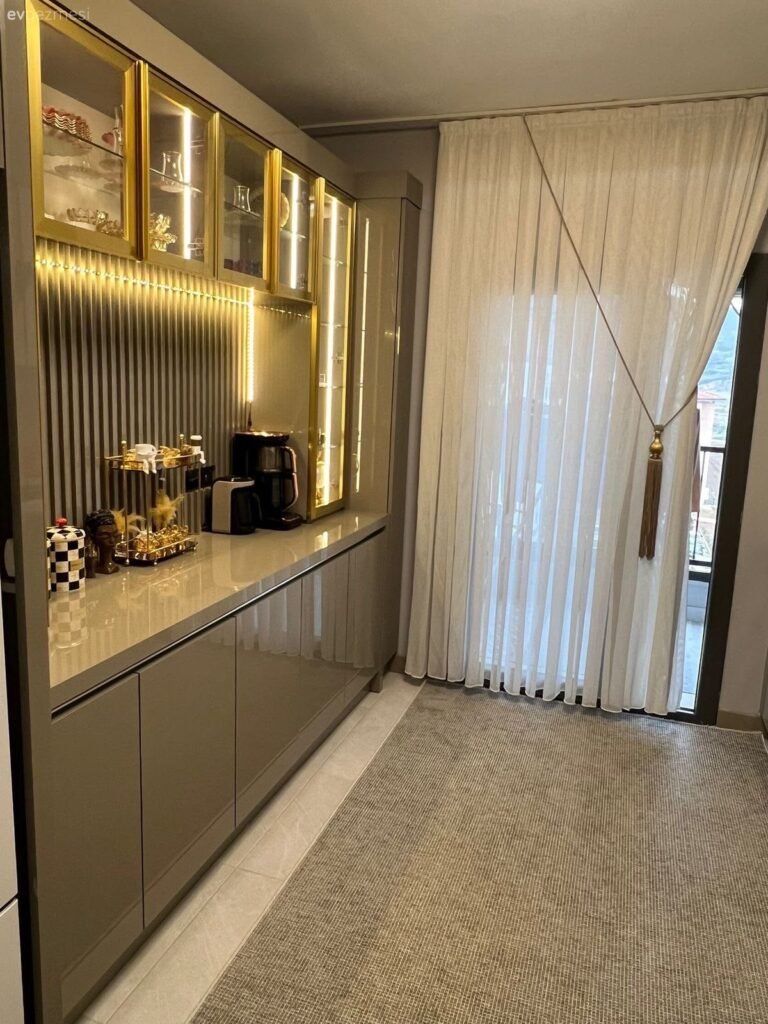 Reçine Yapı Aydınlatmalı cam dolaplı kahve köşesi