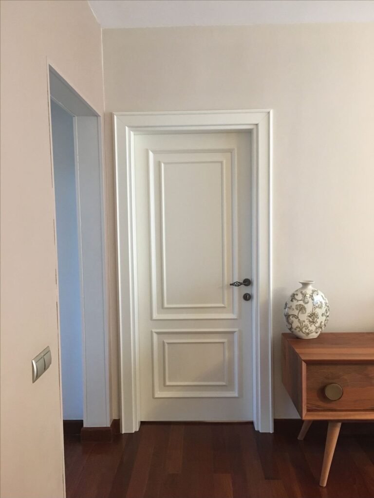 Reçine Yapı Beyaz lake kapı ve ahşap zemin