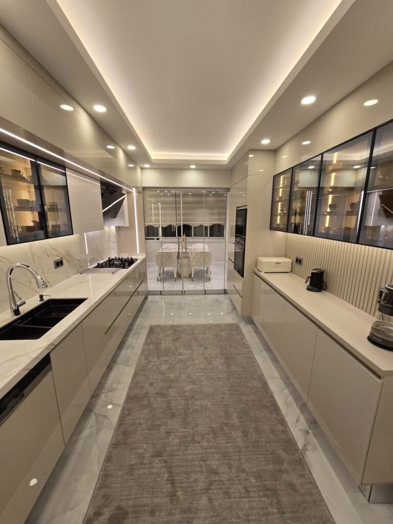 Reçine Yapı Geniş modern mutfak ve yemek alanı