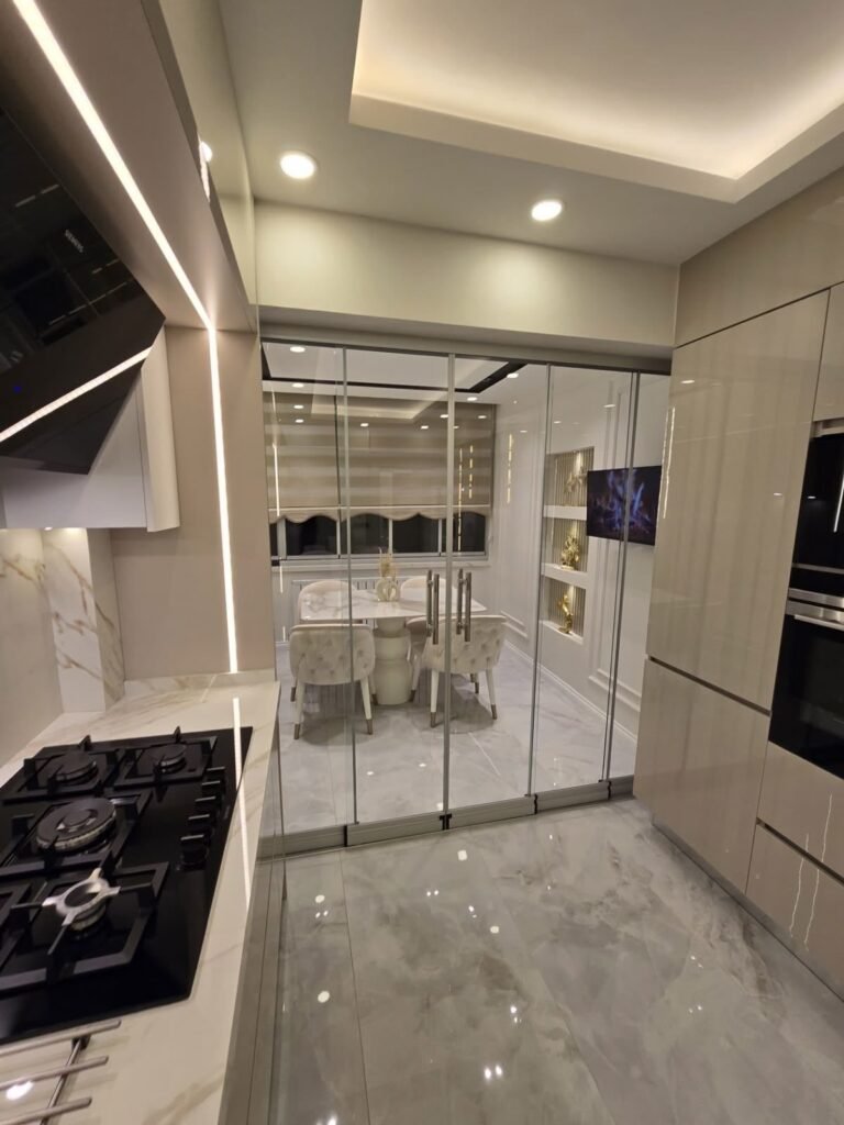 Reçine Yapı Cam bölme arkasında modern mutfak